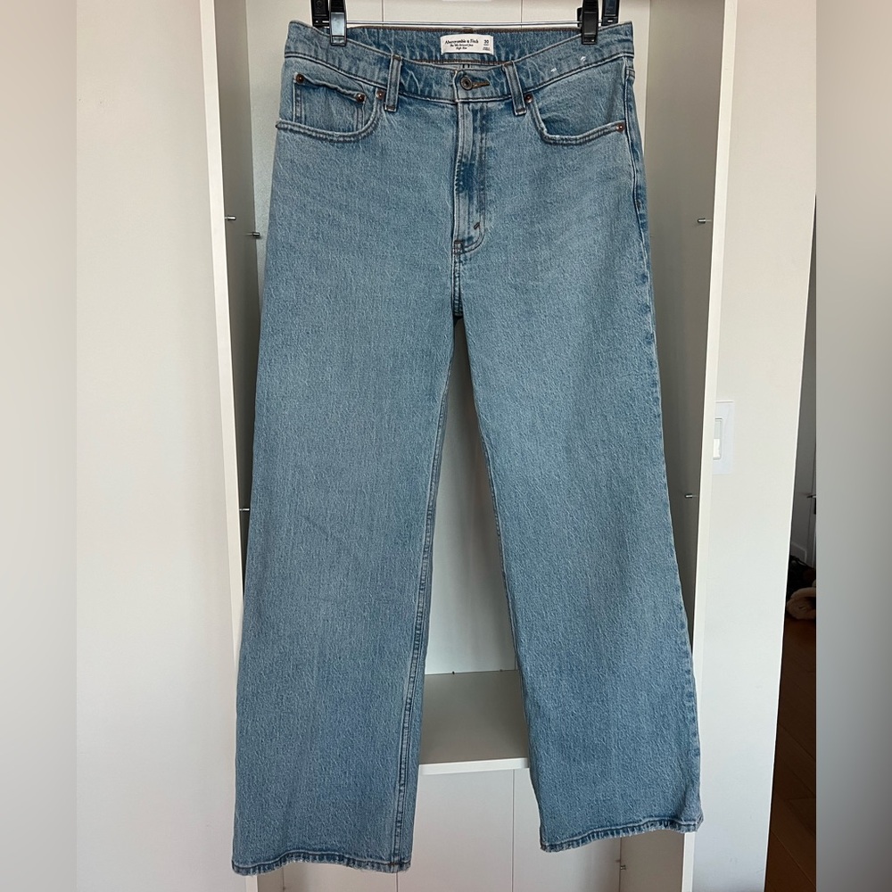 Abercrombie & Fitch 90’s relaxed jean high rise size 30 short barely worn